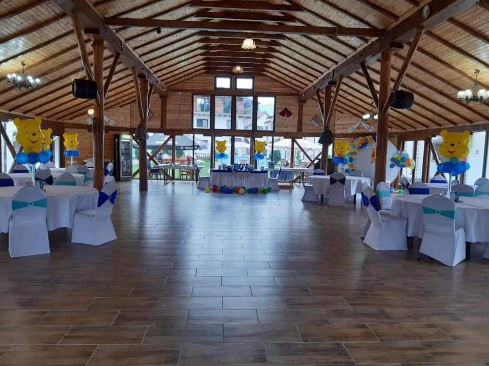 Hotel Domeniul Roa à Avrig Extérieur photo